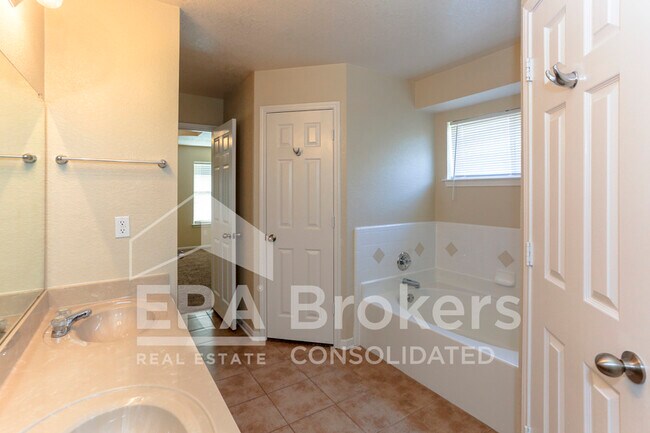 Building Photo - 702 Aries Dr