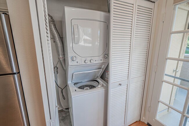 Building Photo - COMING SOON! 1 Bedroom Condo for Rent in V...