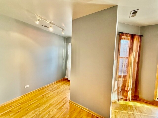 Building Photo - 3246 W Warren Blvd