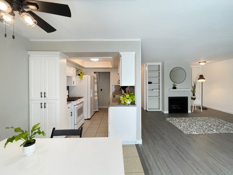Spacious & bright dining nook with Hunter fan - 9047 Langdon Ave