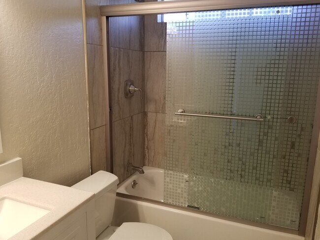 Building Photo - Gorgeous 3 Bedroom, 2 Bath home in great l...