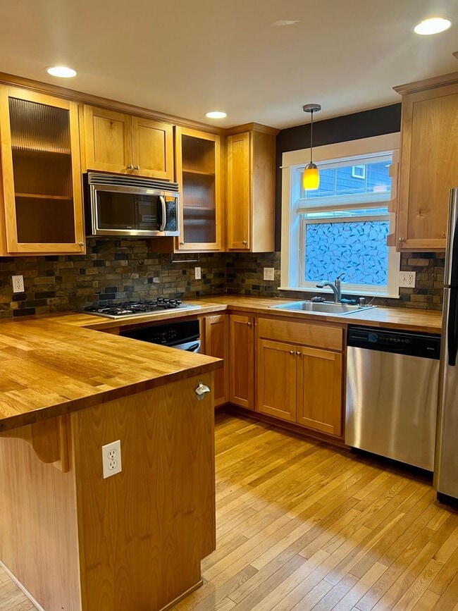 Building Photo - Available 1/0! Cozy townhouse in the Mt Baker neighborhood.