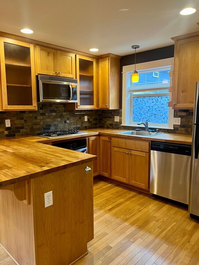 Building Photo - Available 1/1! Cozy townhouse in the Mt Ba...