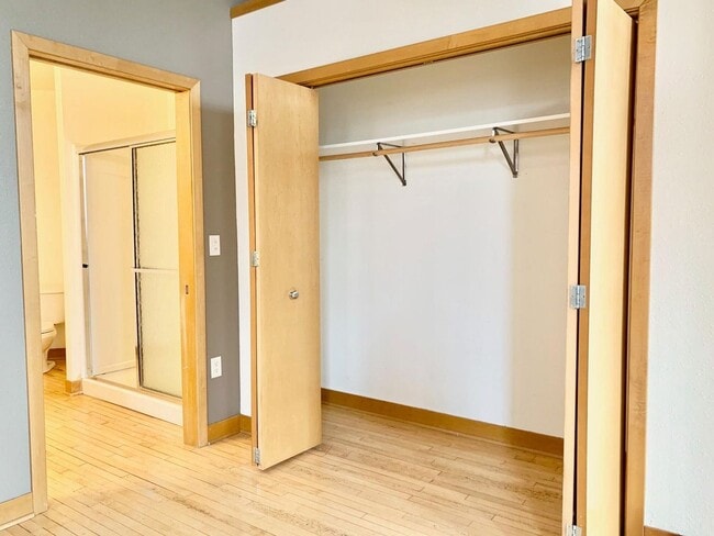 Building Photo - Stunning South 2nd Studio!