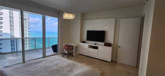 Building Photo - 15811 Collins Ave