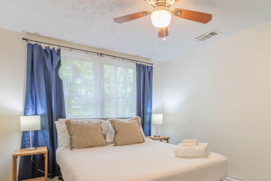 Building Photo - 3912 Crestview Dr