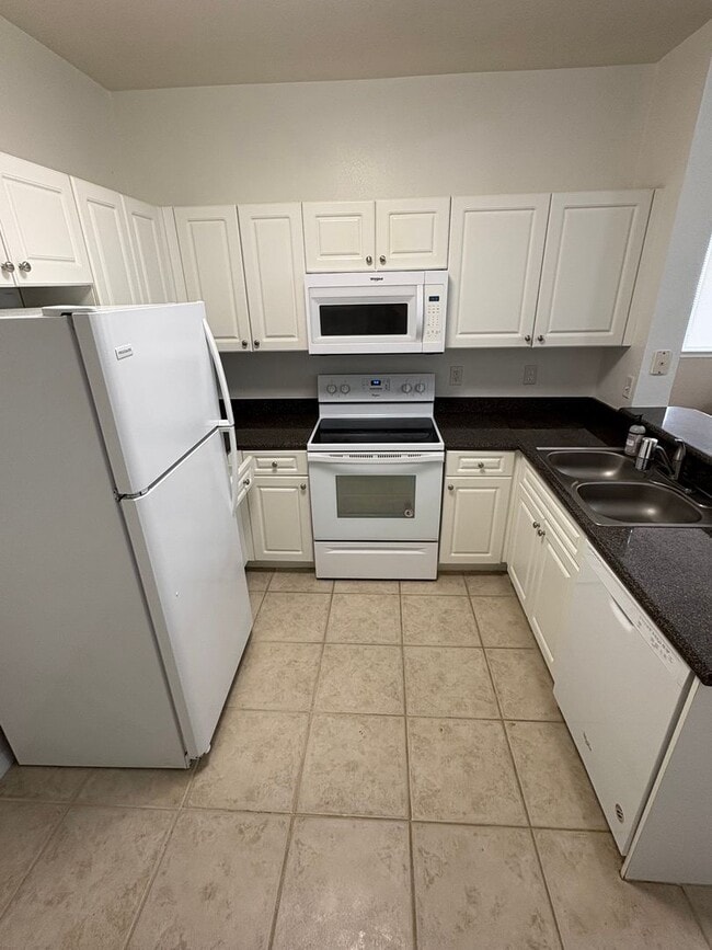 Building Photo - Bright & Beautiful 2/2 Condo in The Estate...