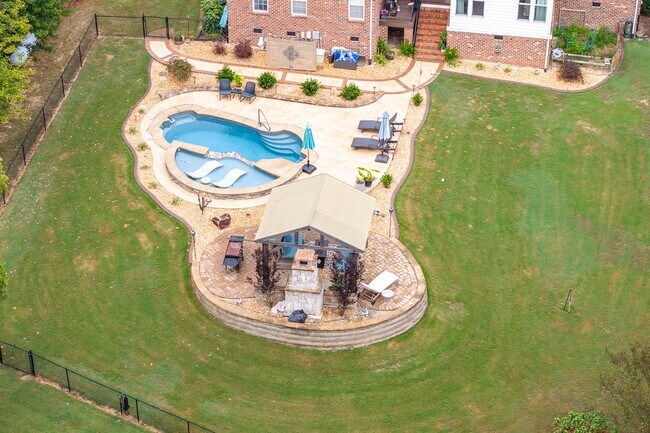 Building Photo - 295 Gary Dr