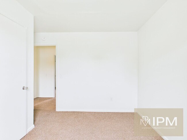 Building Photo - Cozy 3 Bedroom, 1 Bath Townhome in York Ha...