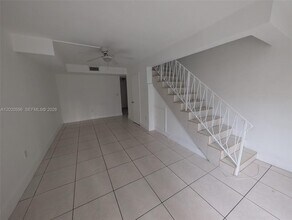 Building Photo - 465 Swallow Dr