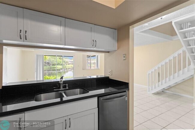 Building Photo - 640 N University Dr