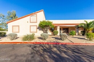 Building Photo - Meticulously maintained unit located in th...