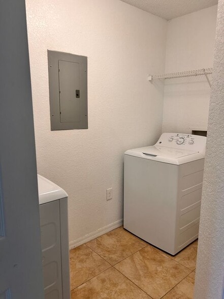 Building Photo - 4240 Summer Landing Dr