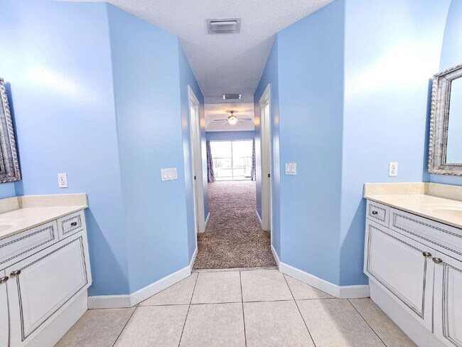 Building Photo - Waterfront Pool Home in Desirable Sunset Lakes