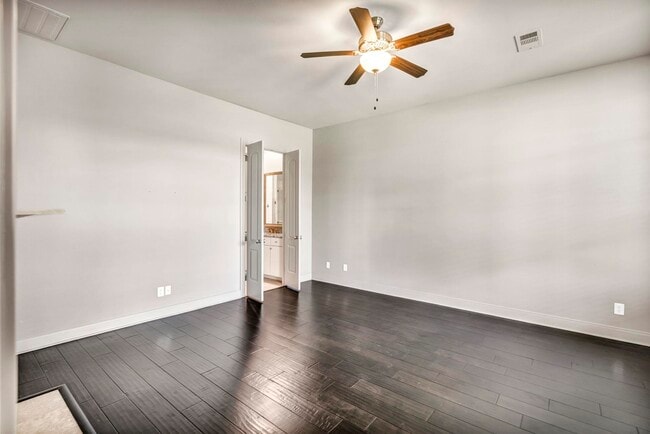 Building Photo - 307 Enclave Cir
