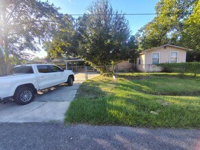 Building Photo - Fully Renovated 4/2 -Single Family  Availa...