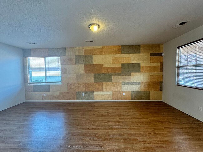 Building Photo - 4 bed 2.5 bath home in Huning Ranch