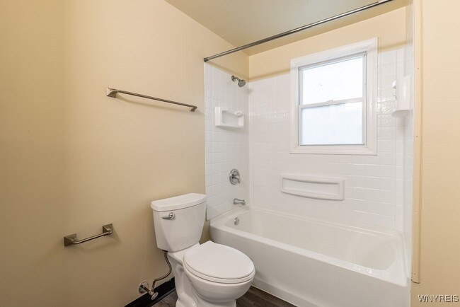 Building Photo - 140 Ayrault Dr