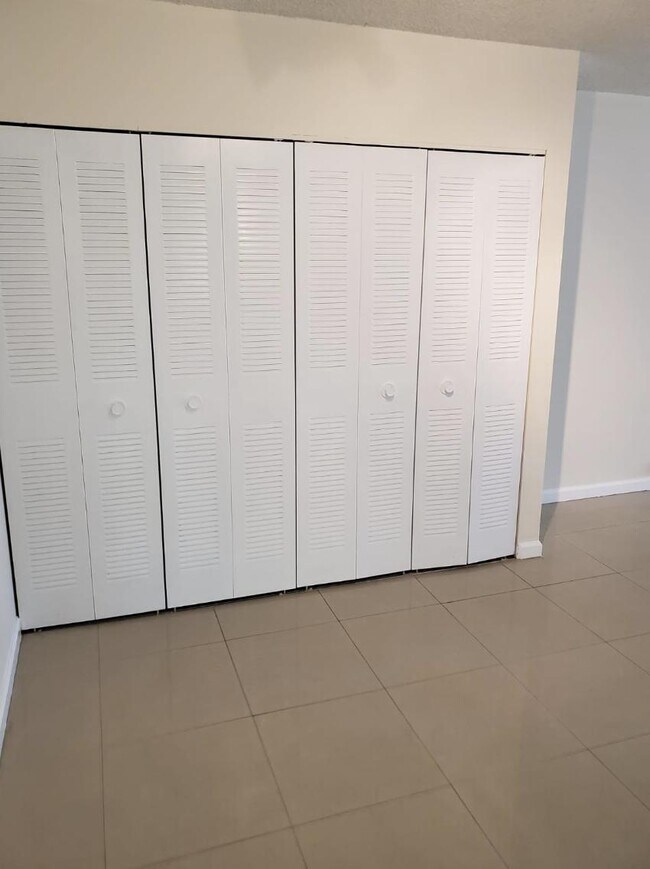 Building Photo - 4222 Inverrary Blvd