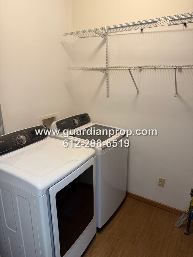 Building Photo - End Unit Townhouse Available Now, Loft Are...