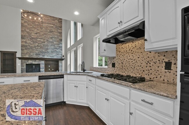 Building Photo - Beautiful home with 7 bedrooms, 5 1/2 bath...