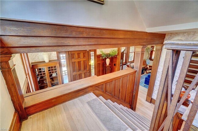 Building Photo - LARCHMONT