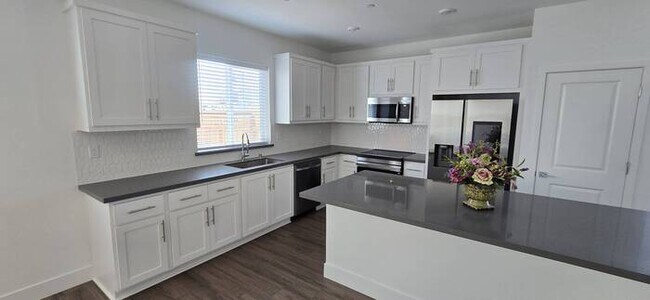 Building Photo - Lathrop - Gorgeous 5 Bedroom 3 Bathroom Home