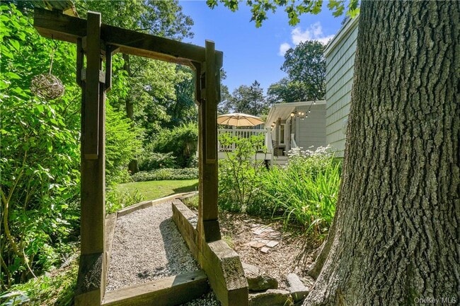 Building Photo - 64 Pine Cliff Rd