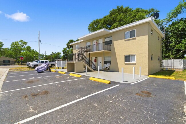 Building Photo - Updated 2-bedroom apartment in St. Petersburg offering 650 square feet of refreshed living space ...