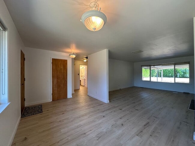 Building Photo - 2 bedroom - Retro Charmer in the Heart of ...