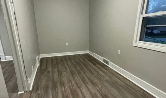 Building Photo - Spacious 4-Bed Home with 2-Car Garage & Backyard in the Heart of Onalaska!