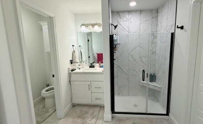 Building Photo - 5909 NW Hoover St