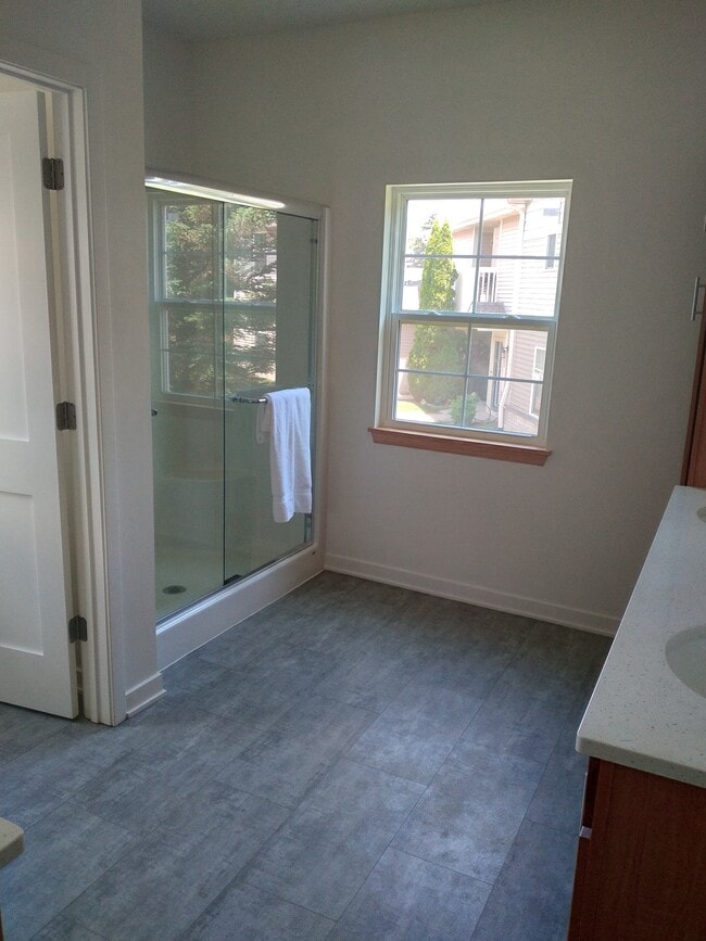 Building Photo - 2701 Pond Dr