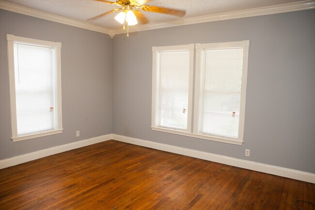 Building Photo - Charming 2-Bedroom Home with Spacious Back...