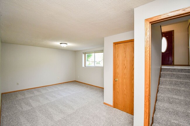 Building Photo - 705 N Montgomery Ct