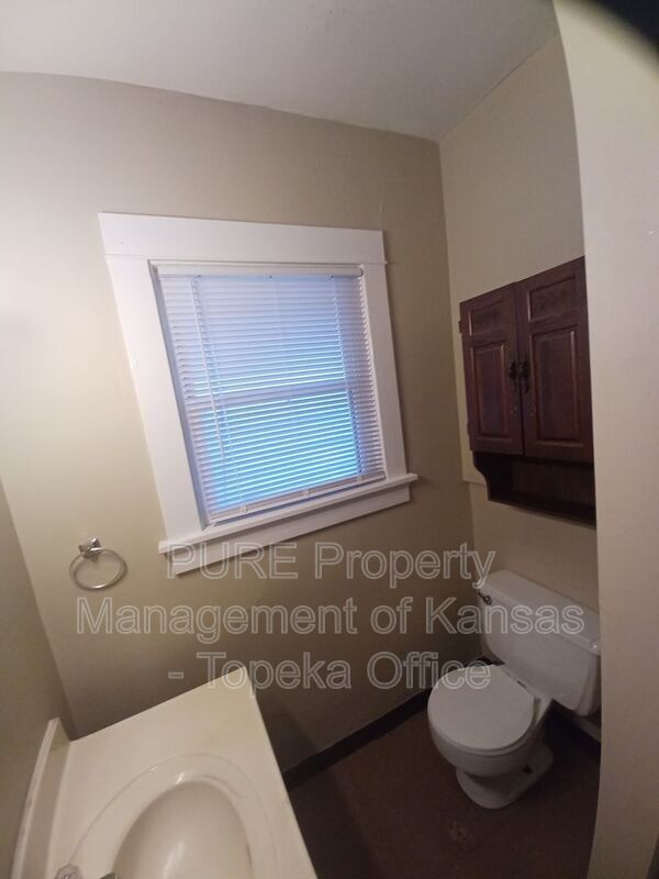 Building Photo - 630 SW Washburn Ave