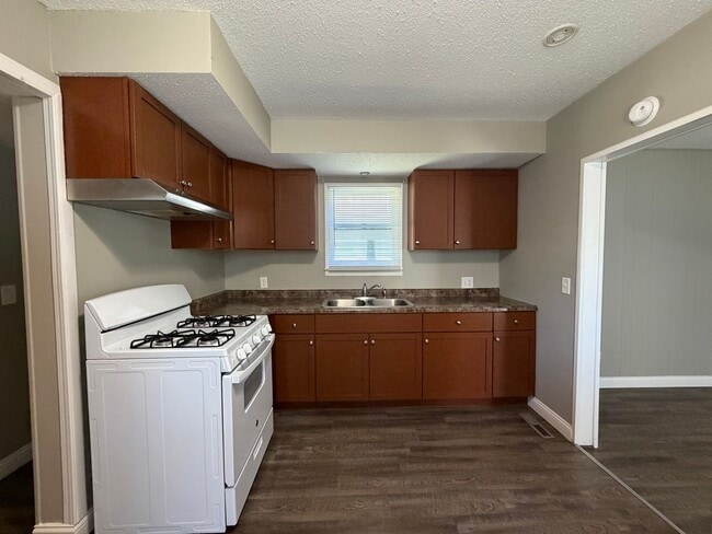 Building Photo - Charming Remodeled 2-Bedroom Home