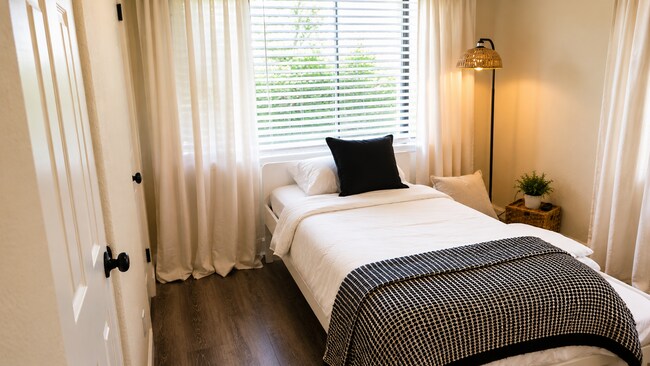 Building Photo - FURNISHED Beautiful Pool Home x Rent in Winter Park Close to Rollins College !
