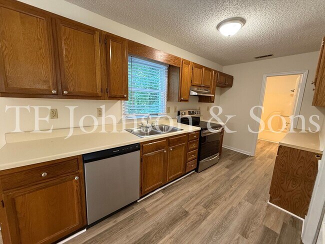Building Photo - Charming 3-Bedroom Home with Spacious Yard...