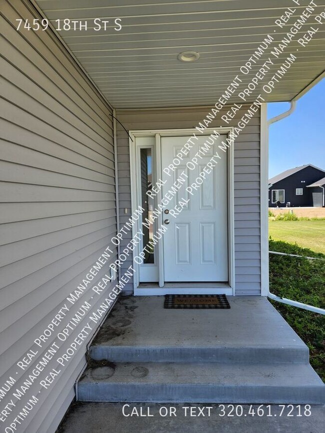 Building Photo - Modern Trilevel 3 bed/3 bath home-Availabl...