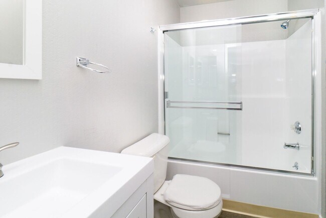 Building Photo - Beautiful Studio in Wilmington HALF OFF FI...