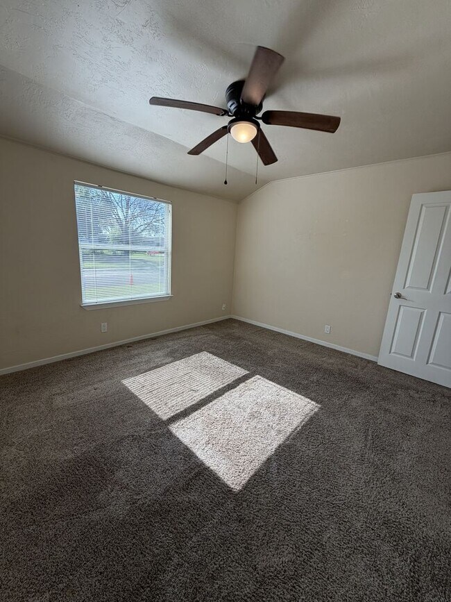 Building Photo - Charming 2/1 close to downtown!