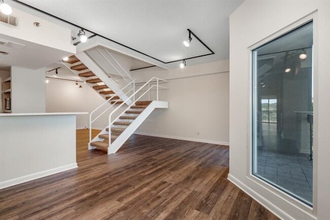 Building Photo - 587 Virginia Ave NE