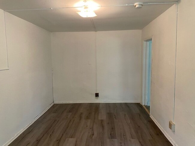 Building Photo - ONE BEDROOM/ONE BATH - GREAT LOCATION!