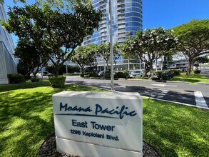 Building Photo - Moana Pacific (Honolulu/Ala Moana) 2 bedroom + den with central AC and 2 covered parking