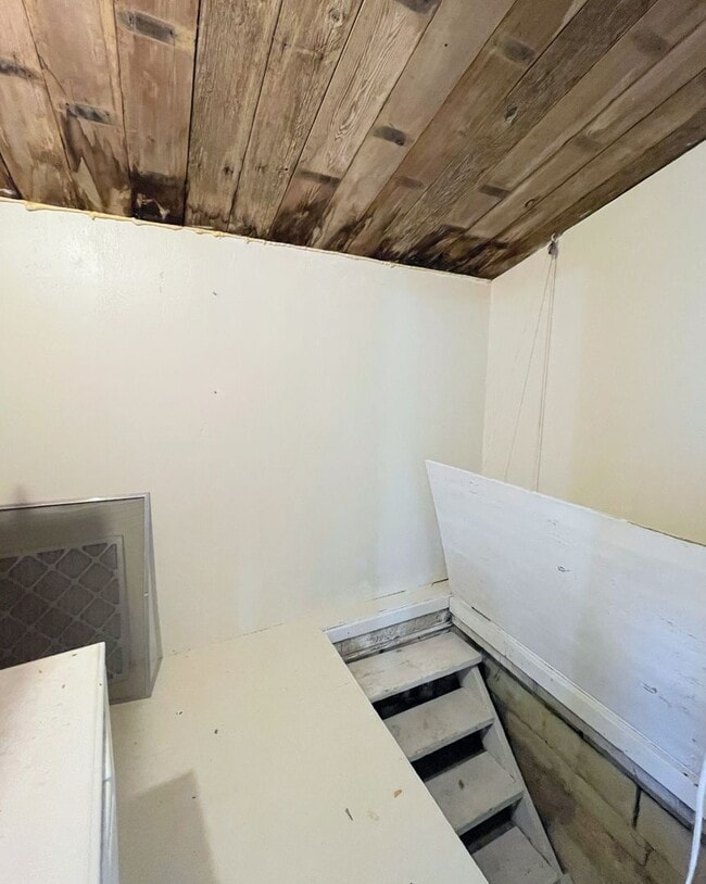 Building Photo - Large 1 bedroom home