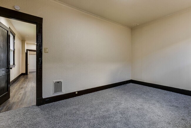 Building Photo - 609 E Warrington Ave