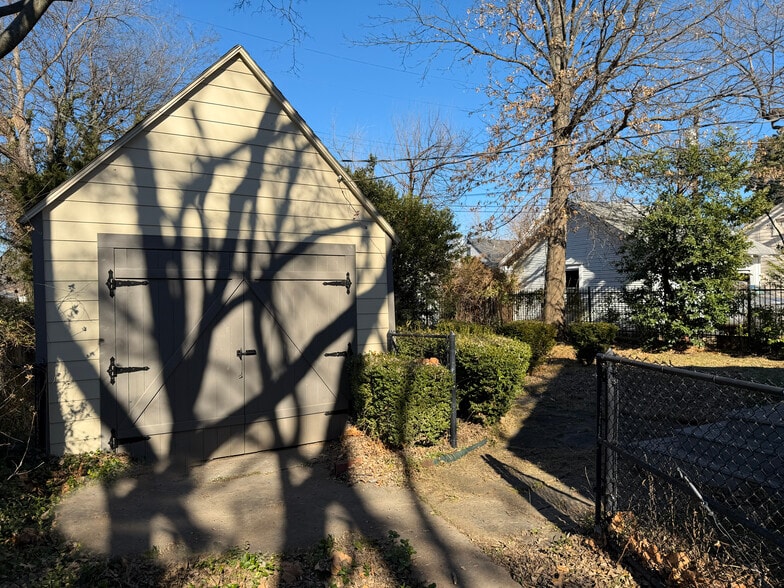 Building Photo - 2023 E 14th Pl