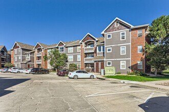 Building Photo - Move in ready 2-bedroom Condo- Community P...