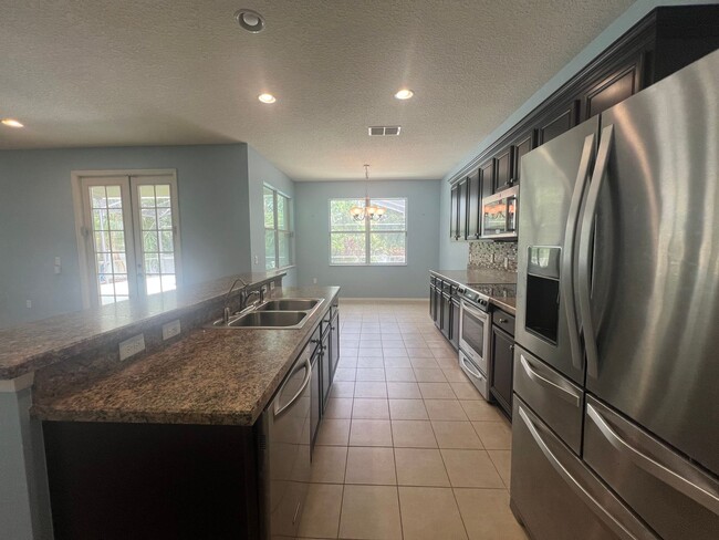 Building Photo - Beautiful 3 bedroom 2 bathroom pool home